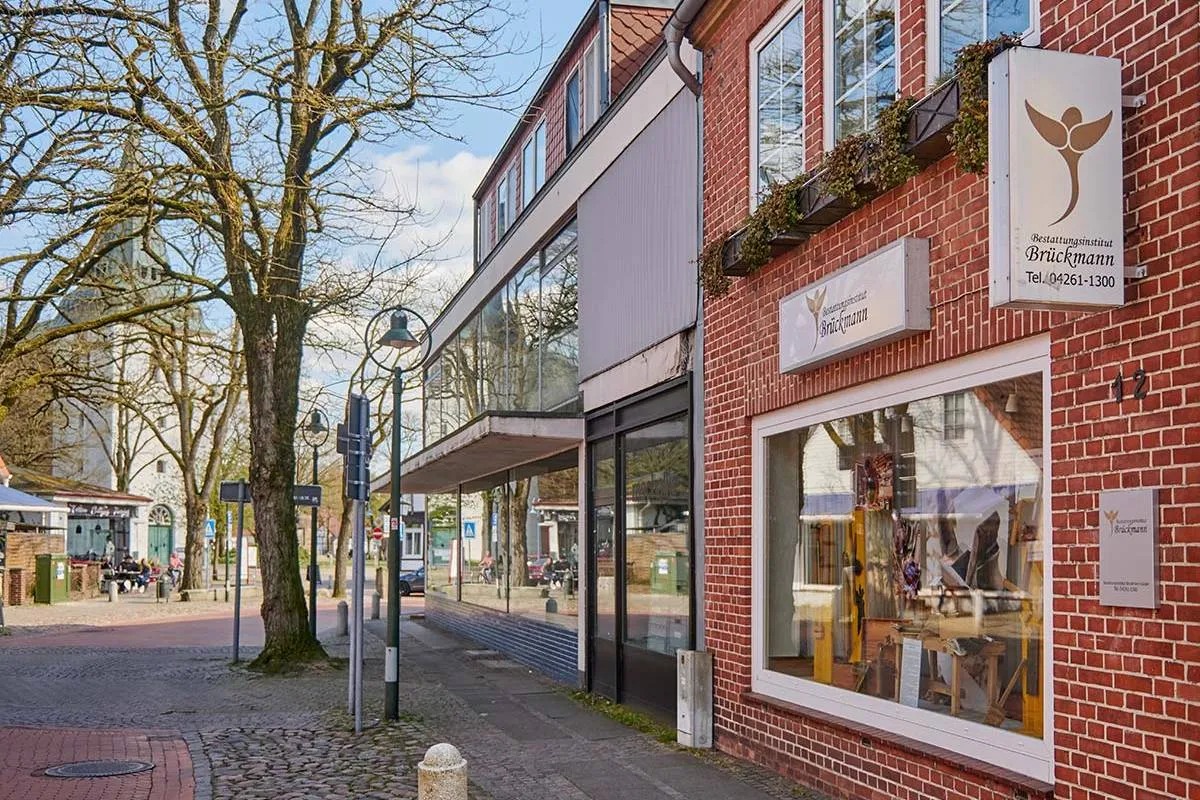 Straßenansicht der Kirchstraße in Rotenburg mit dem Geschäft des Bestattungsinstituts Brückmann
