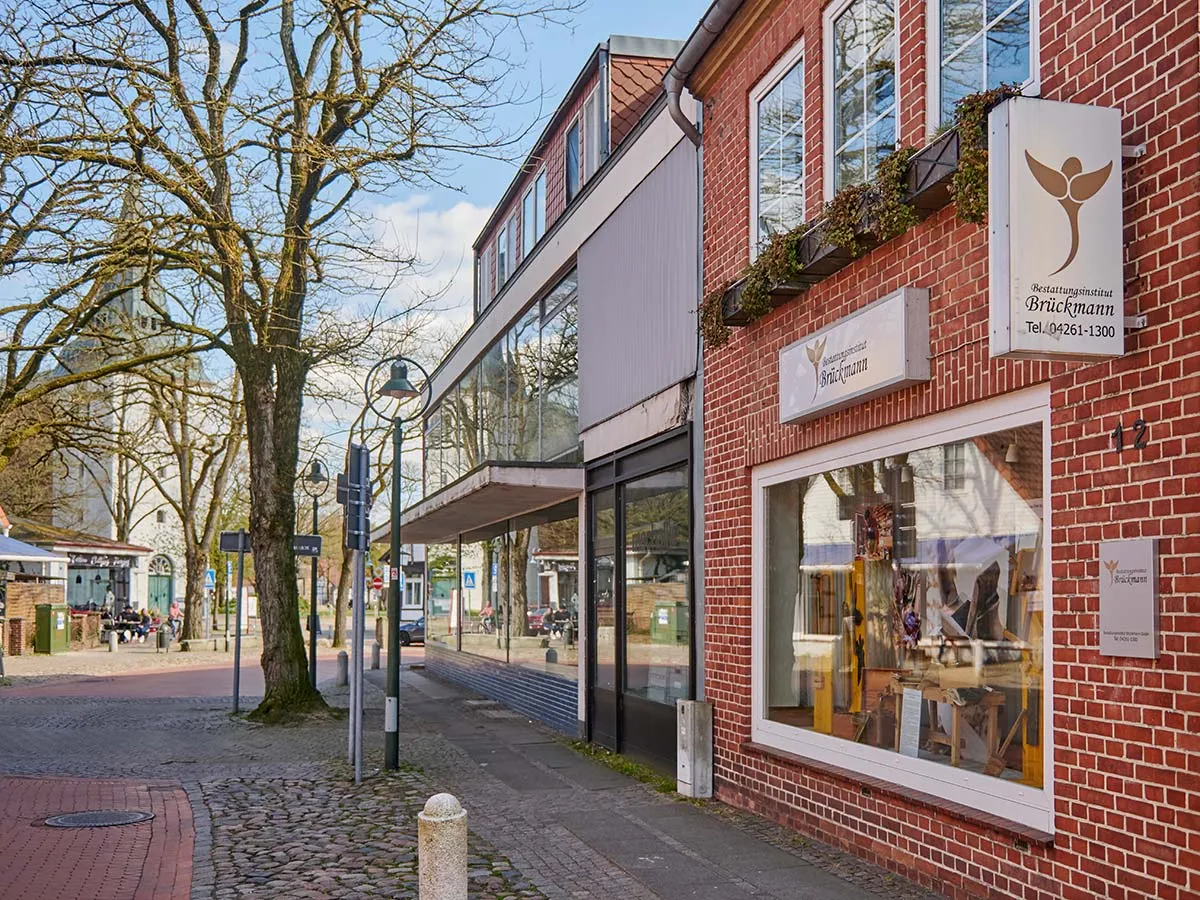 Rotes Klinkerhaus des Bestattungsinstituts Brückmann an der Kirchstraße in Rotenburg mit Engel-Schild