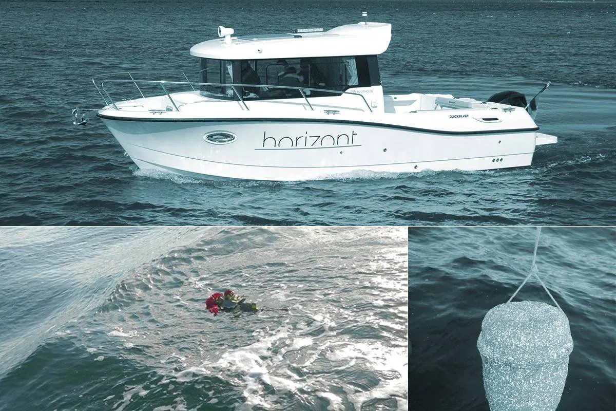Weißes Motorboot „horizont“ auf der Ostsee, Blumen auf dem Wasser und eine Seeurne