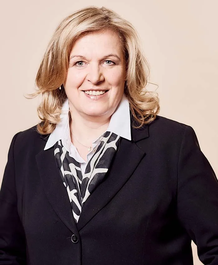 Porträt von Bianca Burfeind, Inhaberin des Bestattungsinstituts Brückmann