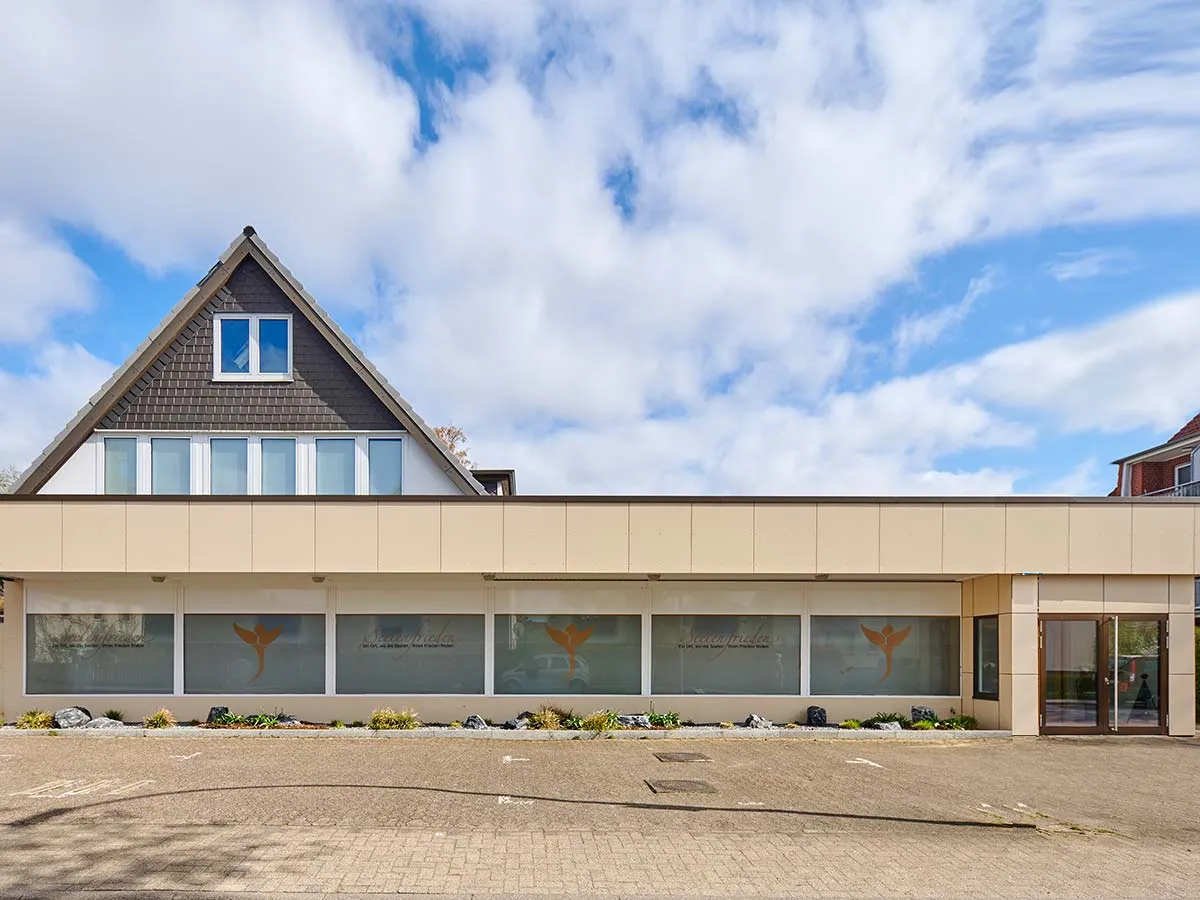 Gebäude der Abschieds- und Trauerräume „Seelenfrieden“ in der Königsberger Straße unter blauem Himmel